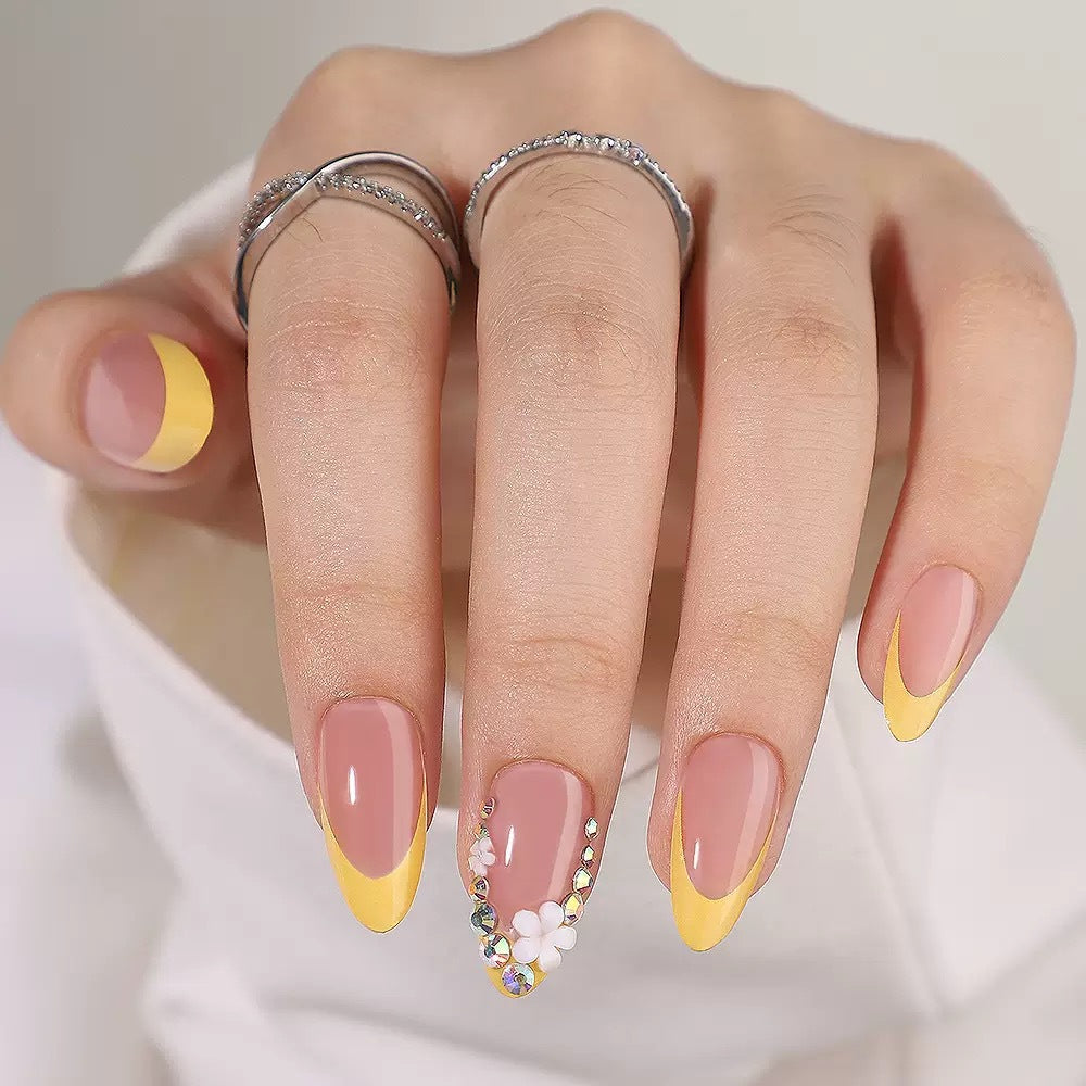 Kunstnagelset mit elegantem französischen Design und 3D-Blumendekoren Karnz