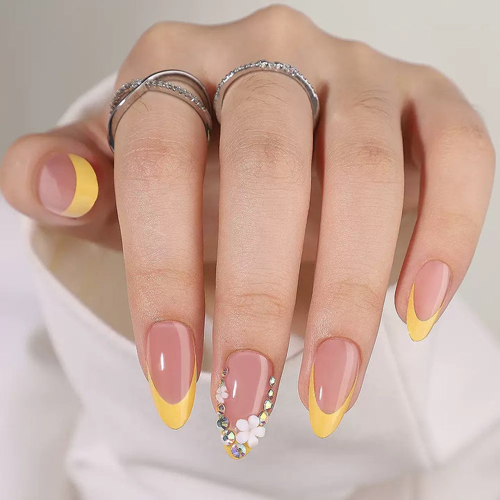Kunstnagelset mit elegantem französischen Design und 3D-Blumendekoren Karnz