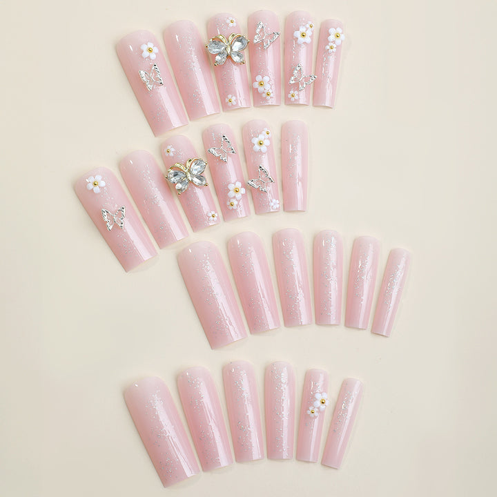 Kunstnagelset mit floralen und glitzernden Akzenten Karnz