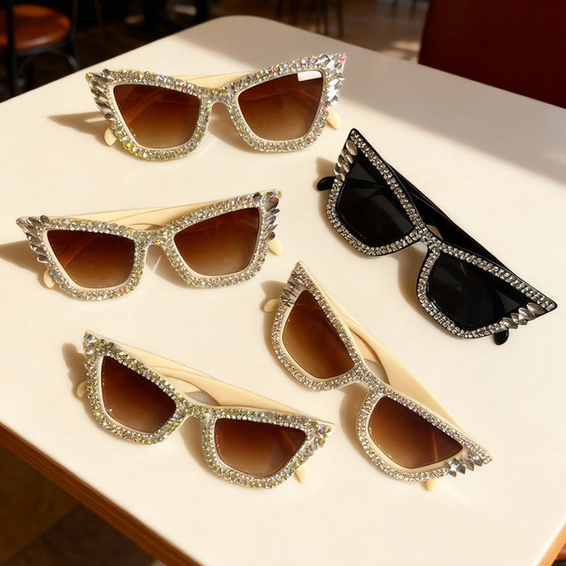 Rhinestone-betonte Katzenaugen-Sonnenbrille Karnz