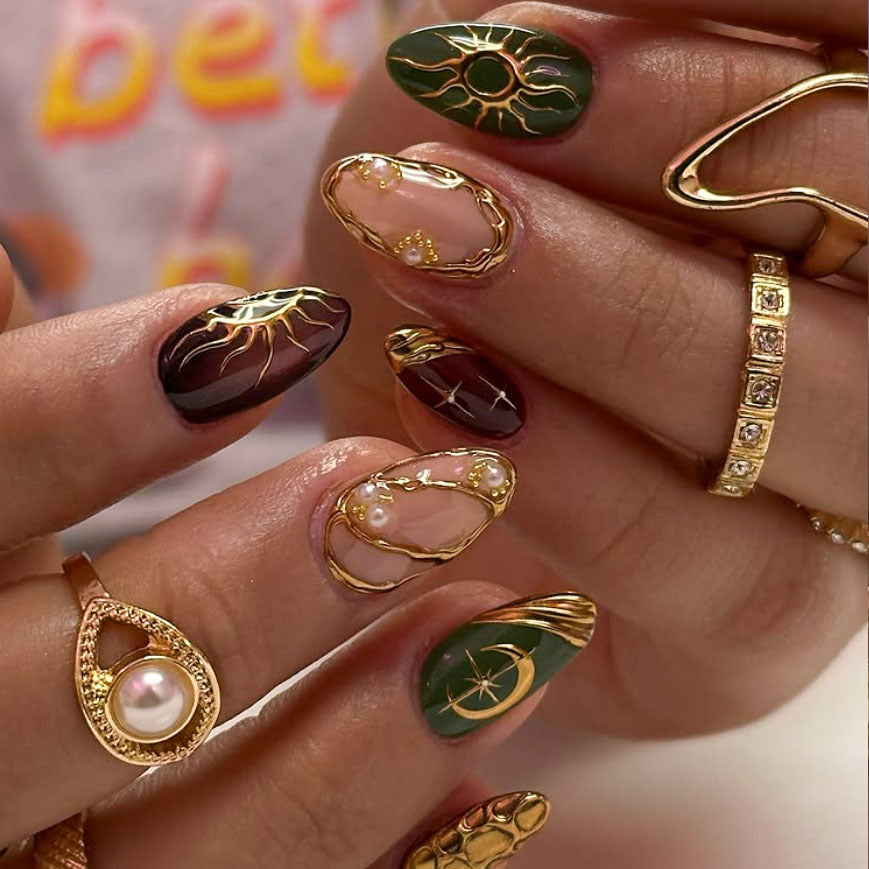 Künstlerisch goldverzierte Nagelkunst