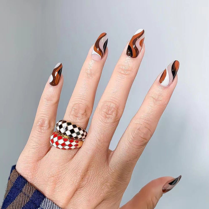Kunstvoll verzierte Nagelverlängerungen Karnz