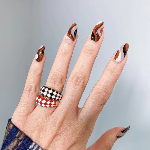 Kunstvoll verzierte Nagelverlängerungen Karnz