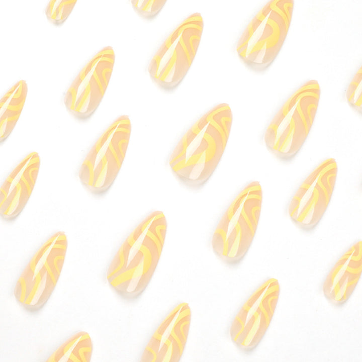 Kunstvolle Stiletto-Nägel mit modernem Wellen-Design Karnz