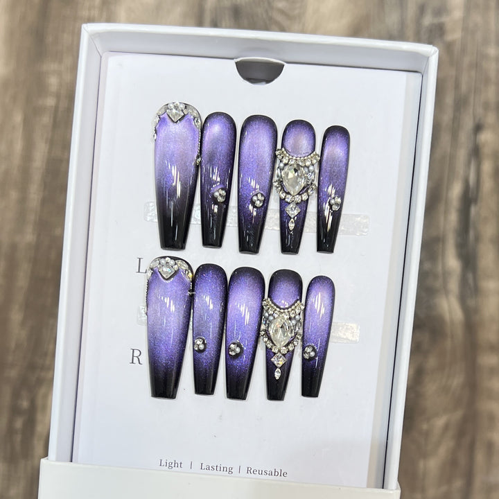Dekoratives Press-On Nagelkunst-Set mit Edelsteinakzenten Karnz