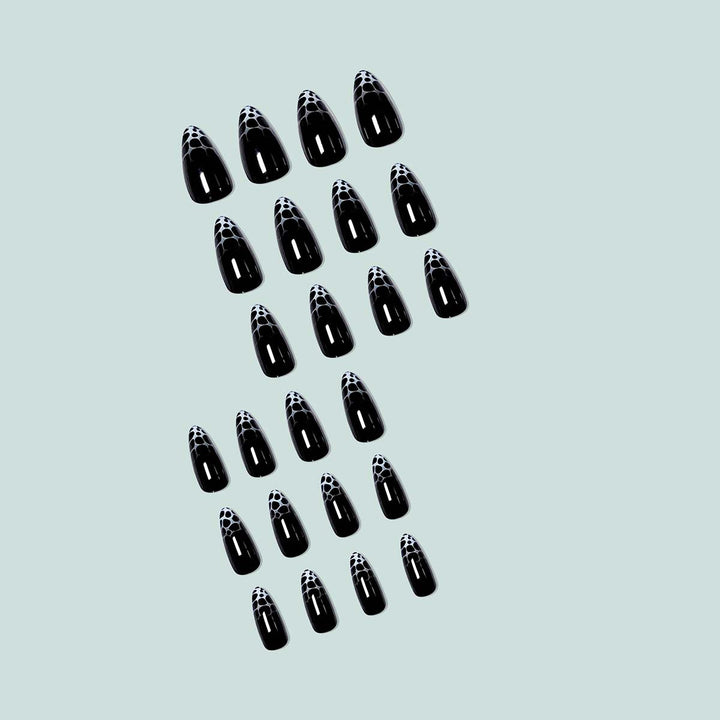 Kunstvolle Stiletto-Nägel mit modernem Design Karnz