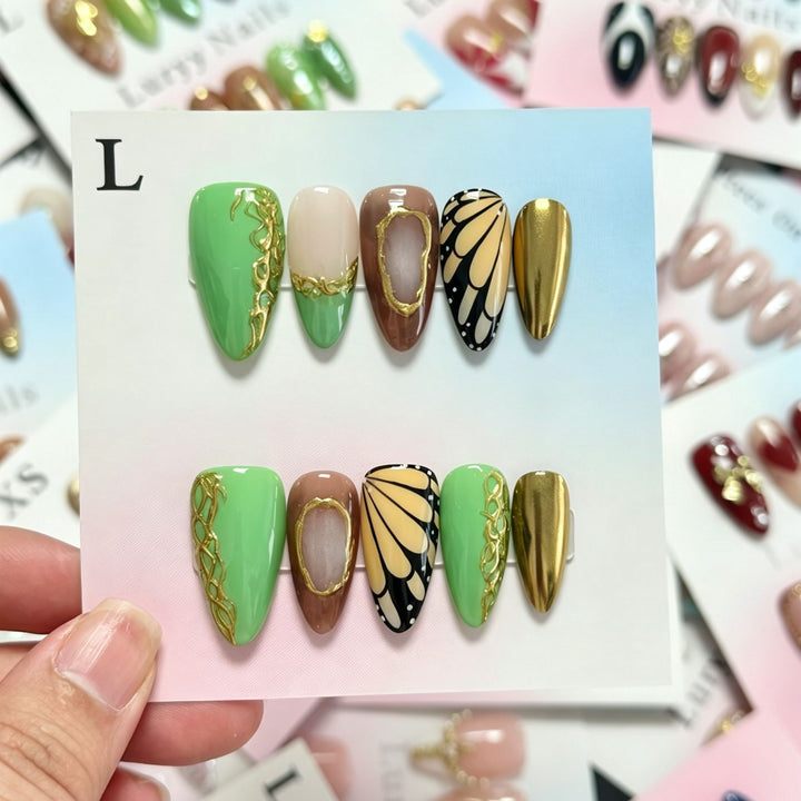 Künstlerisches Press-On-Nagelset mit luxuriösen Blumen- und Golddesigns