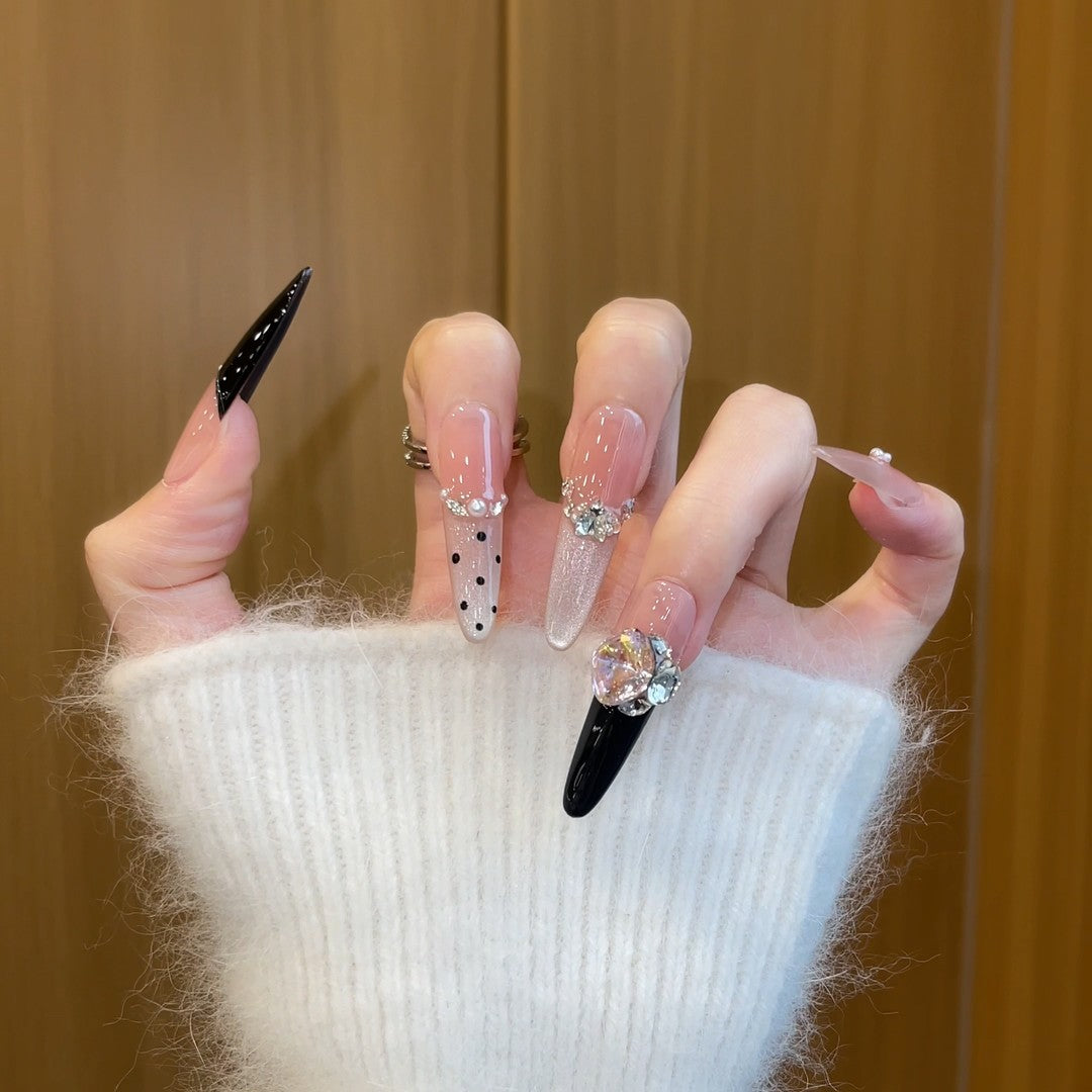Elegante Kunstnägel mit Strass- und Glitzerelementen Karnz