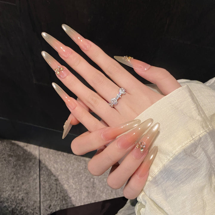 Dekorativer Press-On Nagelset mit Schmuckakzenten