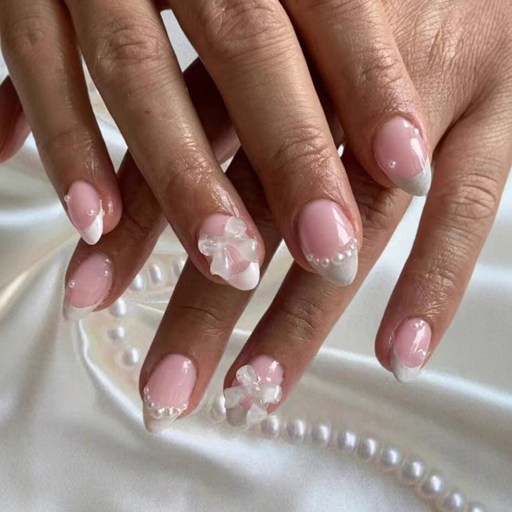 Kunstnagelset mit exquisiten 3D-Blüten und eleganten Perlenverzierungen Karnz