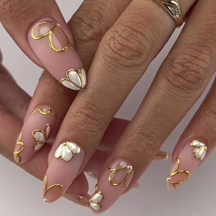 Kunstnagelset mit luxuriösen floralen 3D-Verzierungen Karnz