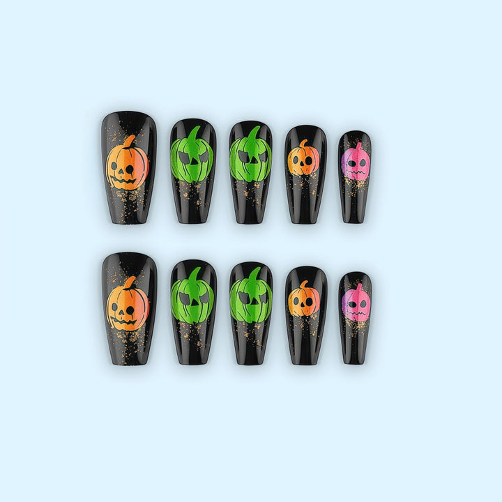 Kunstnägel im Halloween-Stil mit grafischen Kürbisdesigns Karnz