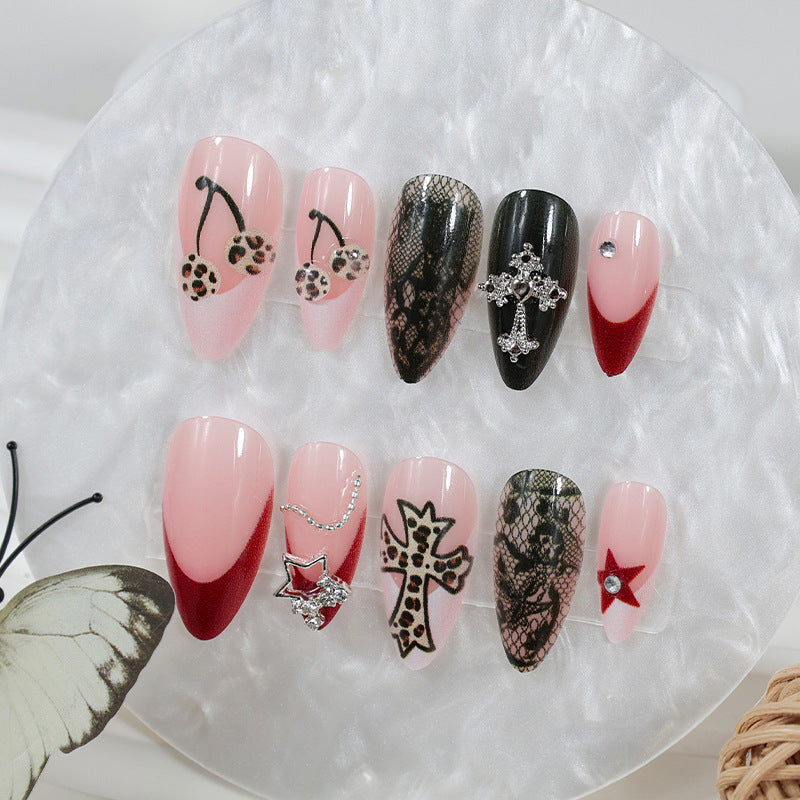 Kunstnagelset mit glamourösen Designs und hochwertigen Verzierungen Karnz