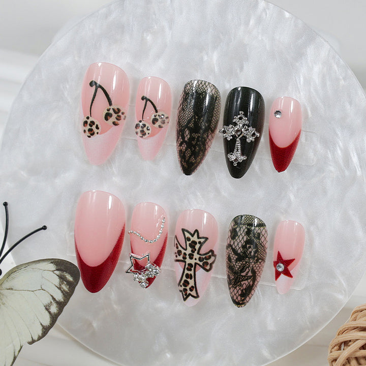 Kunstnagelset mit glamourösen Designs und hochwertigen Verzierungen Karnz