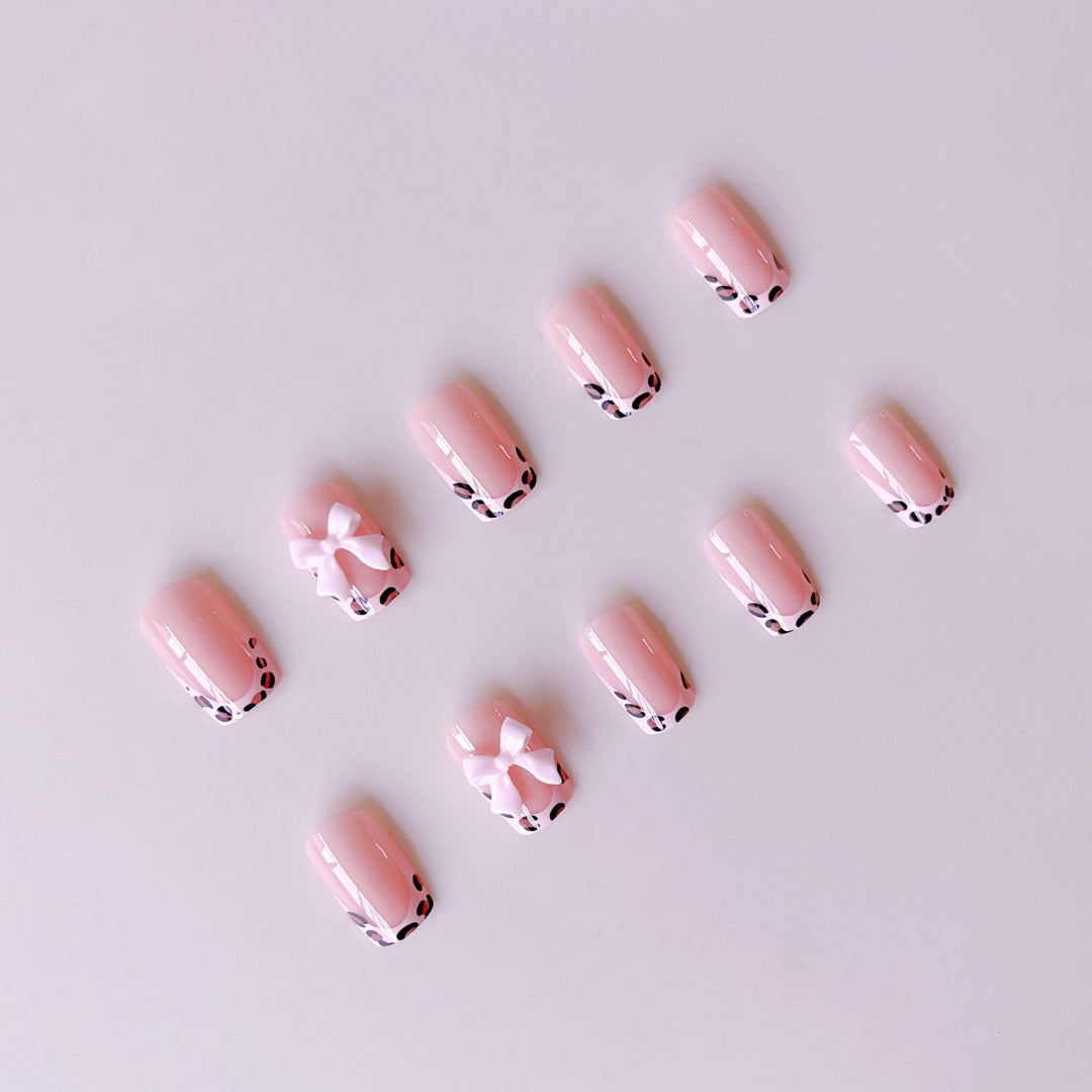 Kunstnagelset mit elegantem Leopardenmotiv und niedlichen Schleifen Karnz