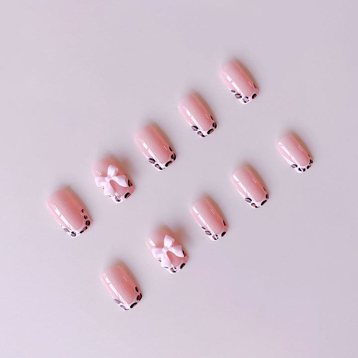 Kunstnagelset mit elegantem Leopardenmotiv und niedlichen Schleifen Karnz