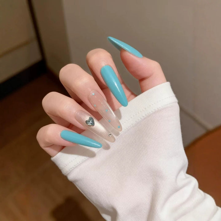 Stiletto-Nagelkunstverlängerungen mit Herzakzenten