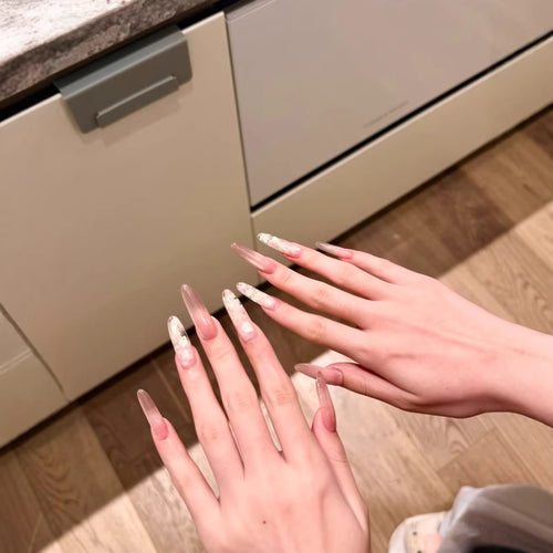 Künstlerische mandelförmige Nagelverlängerungen