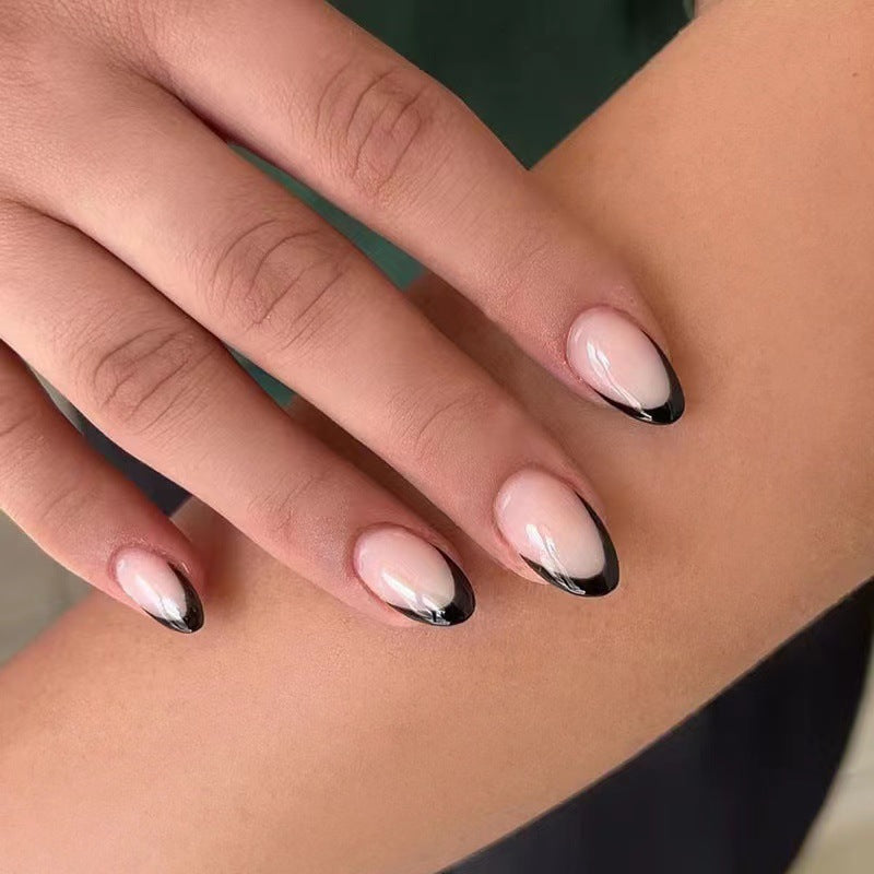 Kunstnagelset mit eleganten French-Spitzen und aufregenden Ombre-Design Karnz