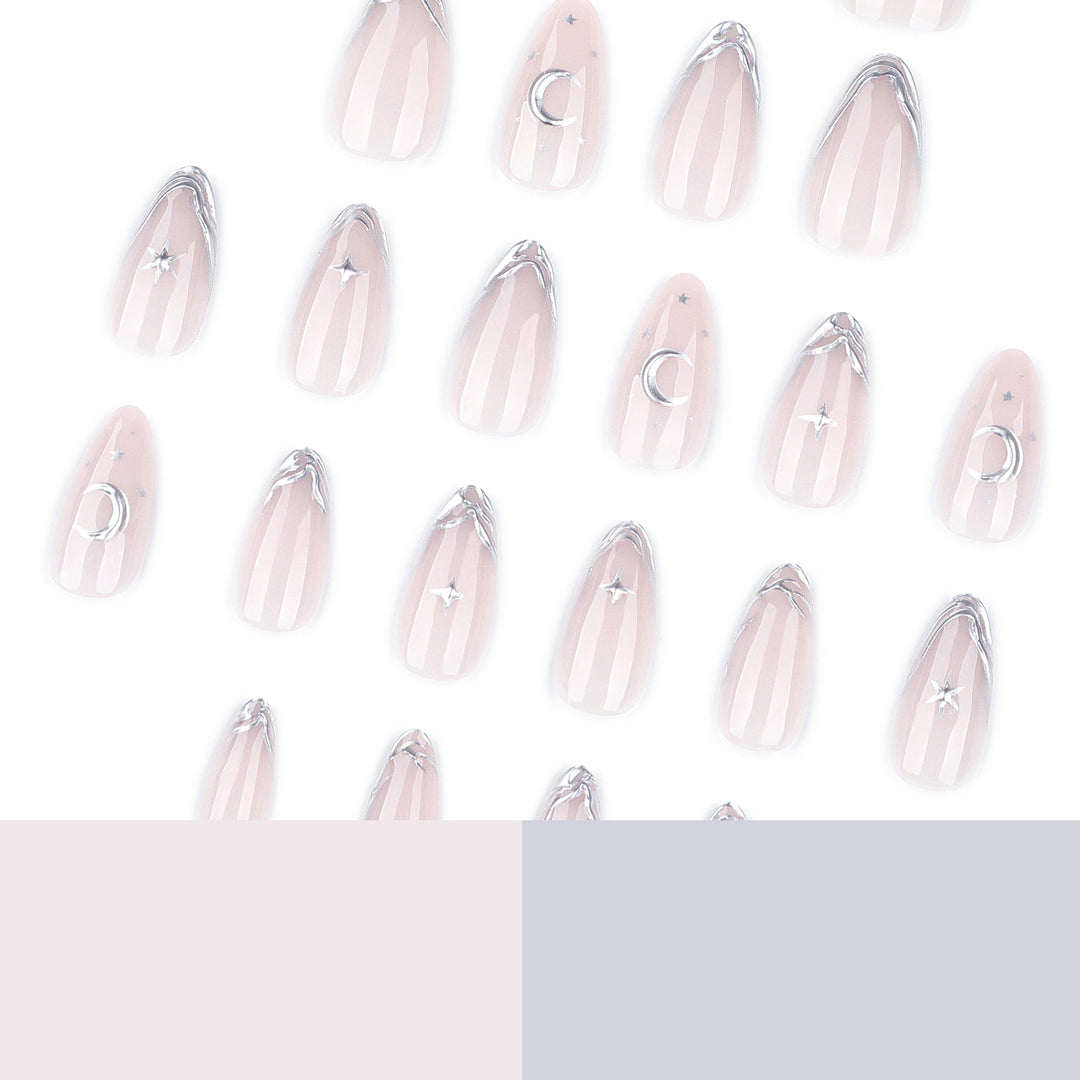 Elegante Nagelkunst mit Mond- und Sternmotiven Karnz