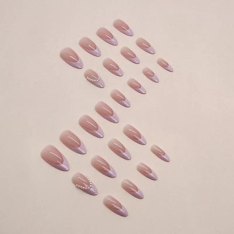 Elegante Kunstnagelspitzen mit Glitzer- und Perlverzierungen Karnz