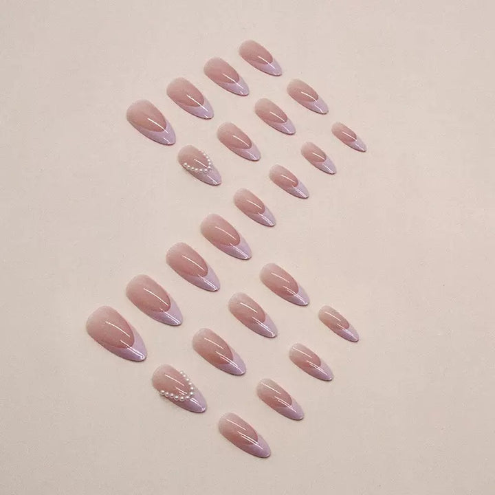 Elegante Kunstnagelspitzen mit Glitzer- und Perlverzierungen Karnz