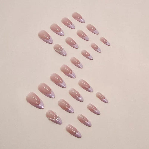 Elegante Kunstnagelspitzen mit Glitzer- und Perlverzierungen Karnz