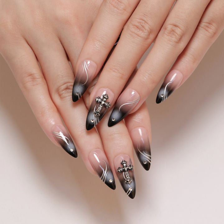 Kunstvolle Stiletto-Nägel mit elegantem Glitzer-Design Karnz