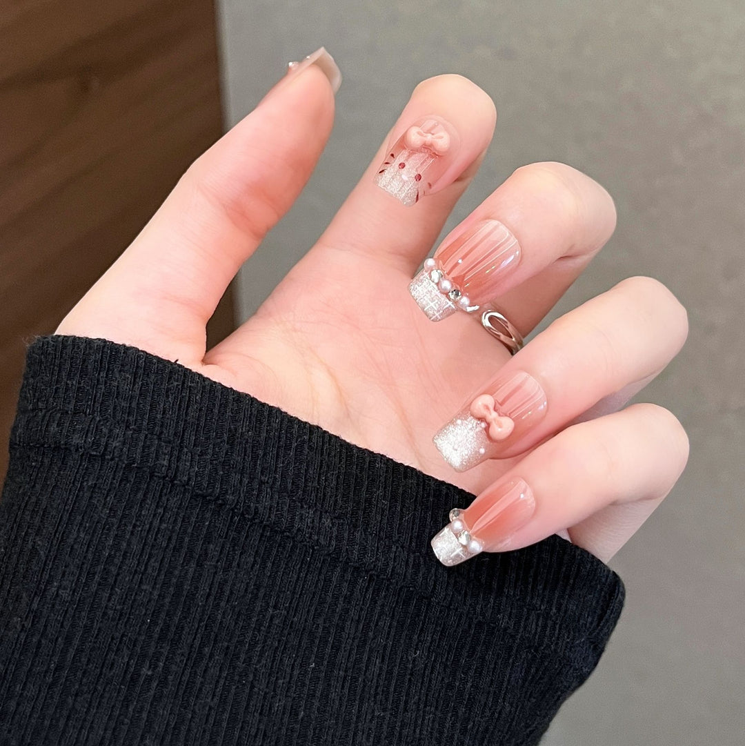 Elegantly gestaltetes, mit Kristallen verziertes Press-On Nail Set Karnz