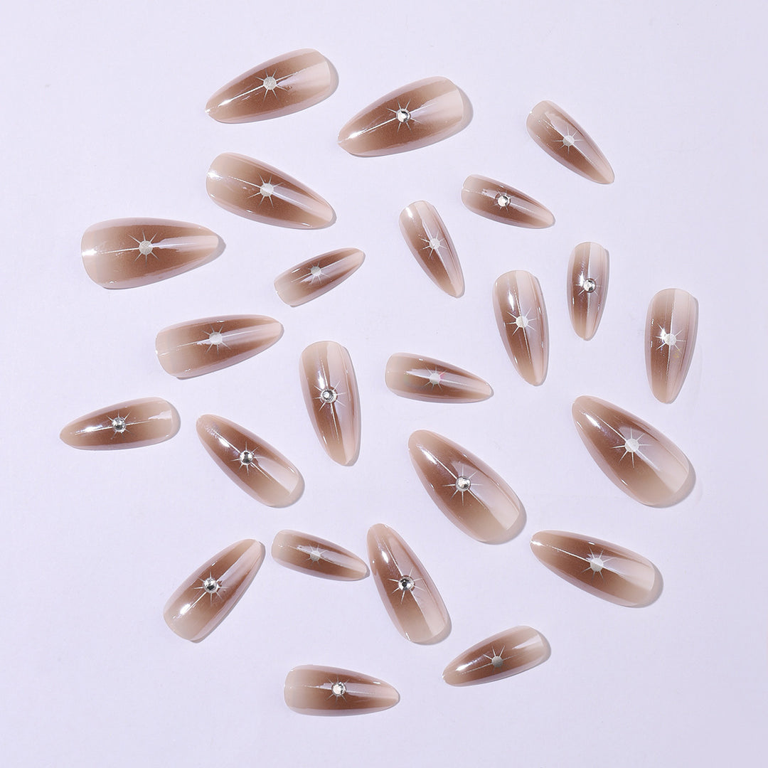 Kunstnagelset mit eleganten Strassakzenten und konturiertem Design Karnz