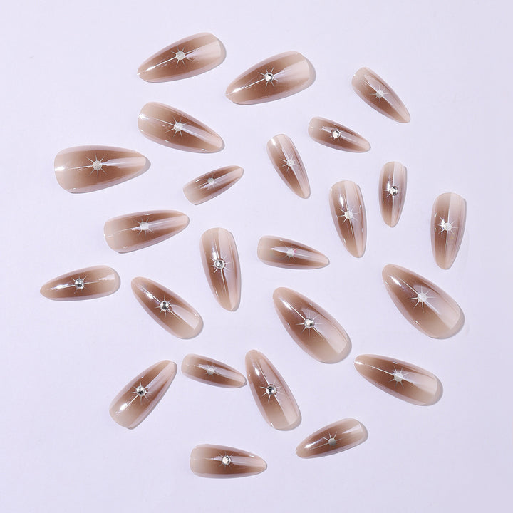 Kunstnagelset mit eleganten Strassakzenten und konturiertem Design Karnz