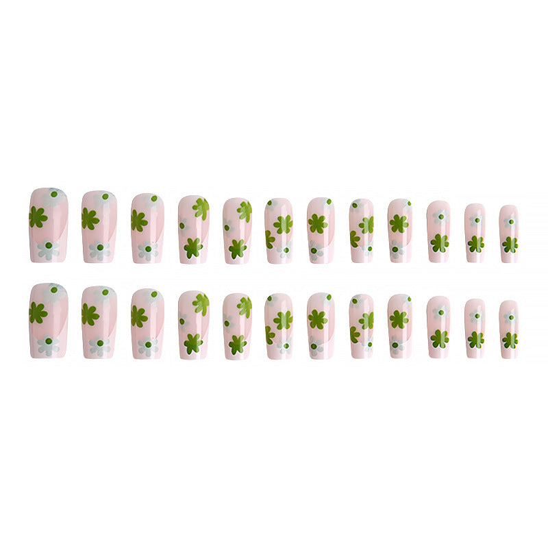 Kunstvolle Nagelspitzen mit Blumenmuster Karnz