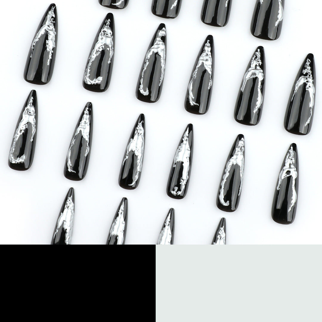 Kunstvolle Stiletto-Nägel mit modernem Metall-Effekt Karnz