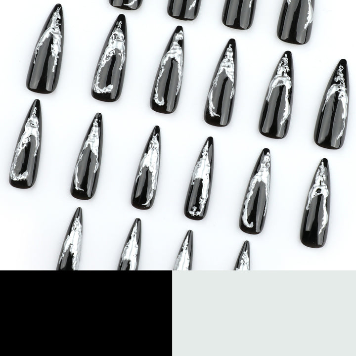 Kunstvolle Stiletto-Nägel mit modernem Metall-Effekt Karnz