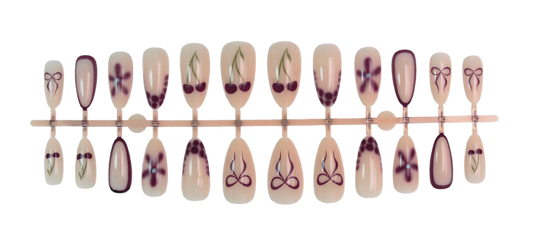 Kunstnagelset mit modernen floral-marmorierten Designs Karnz