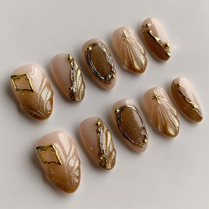 Luxuriöses Press-On-Nagelset mit kunstvollen goldenen Details Karnz