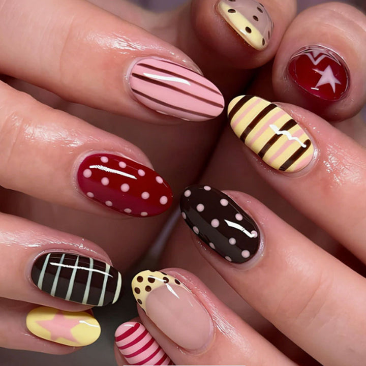 Dekoratives Press-On Nagelkunst-Set mit geometrischen Mustern