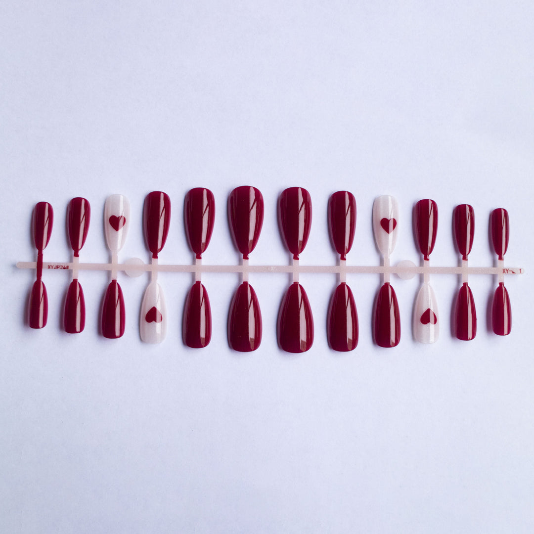 Herzverzierte Gel-Nagelkunst