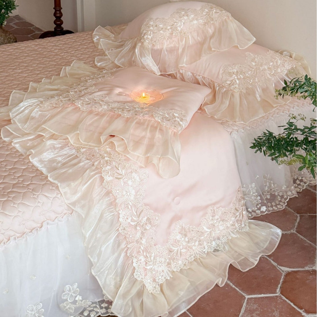 Elegante Bettwäsche-Garnitur aus Satin mit mehrlagigem Organza-Volant und feiner Blumen-Spitzenborte