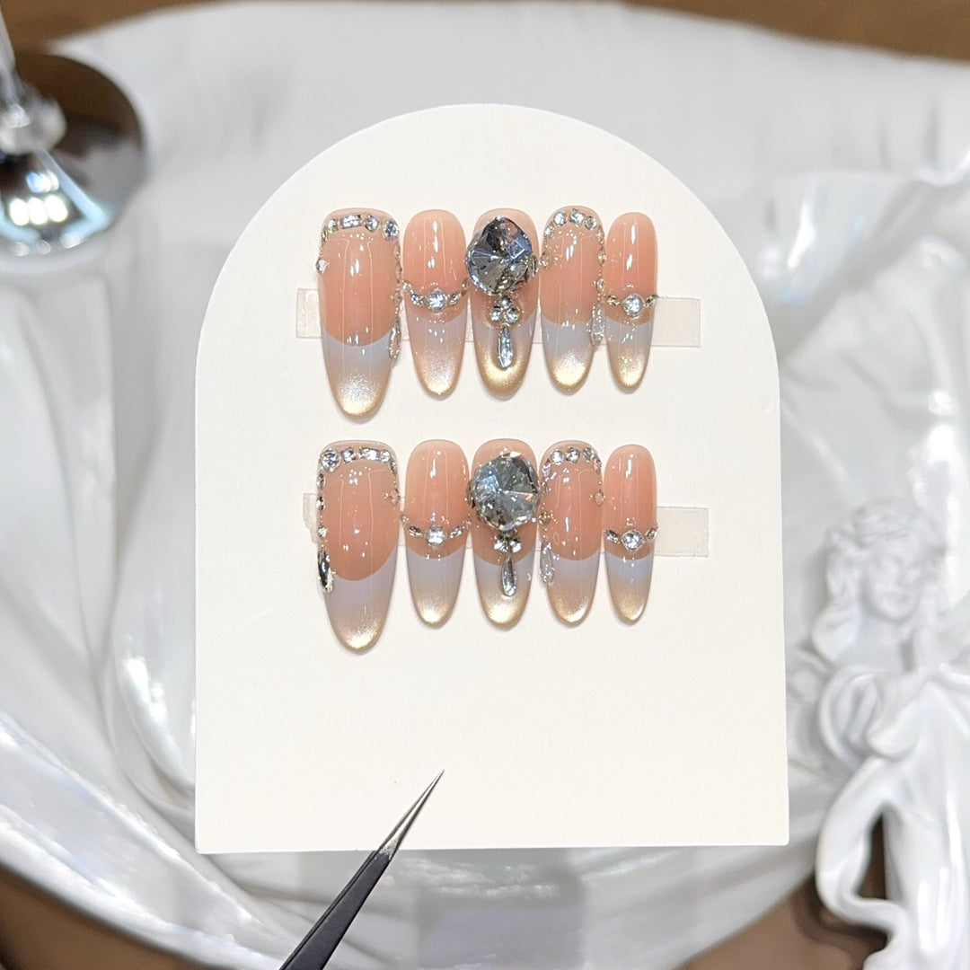Kunstnägel mit Eleganten Strass-Akzenten Karnz