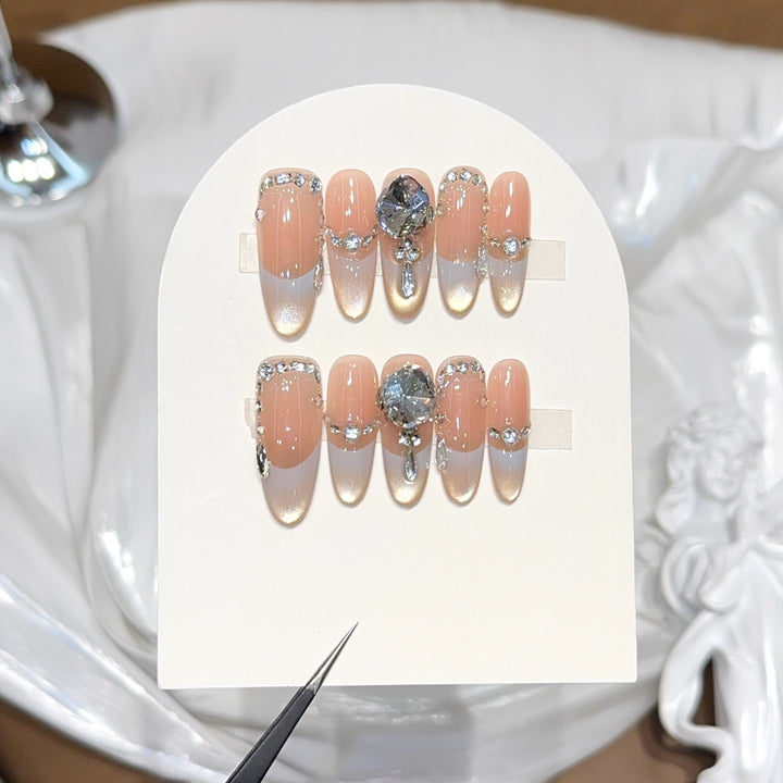 Kunstnägel mit Eleganten Strass-Akzenten Karnz