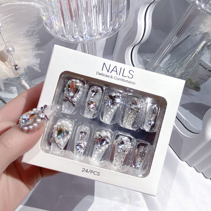 Dekorative, mit Kristallen verzierte Nagelspitzen Karnz
