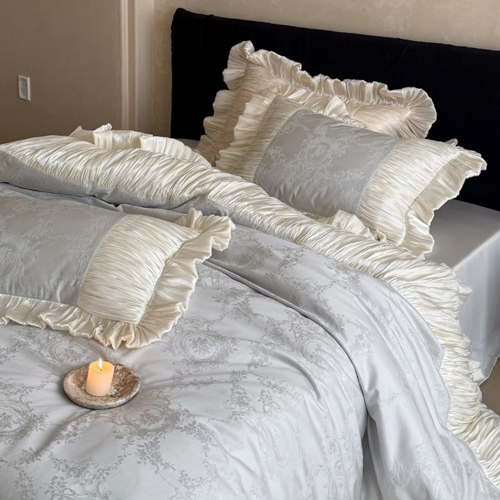 Luxuriöses Rüschen-Bettwäscheset aus Satin mit Jacquardmuster und Plisseekanten