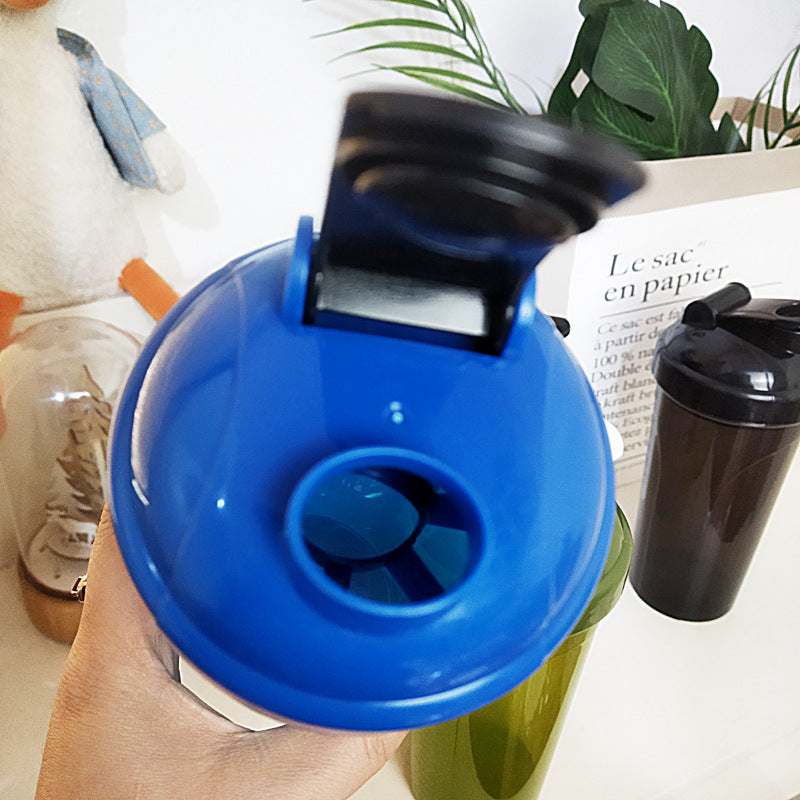 Unisex Shakerflasche im zeitlosen Design mit praktischer Ausgießöffnung Karnz