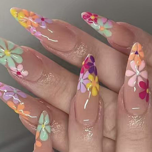 Kunstnägel mit floralen Mustern Karnz