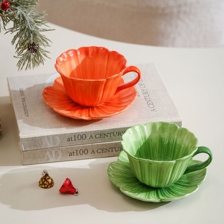 Keramiktasse mit Untertasse in Blütenform