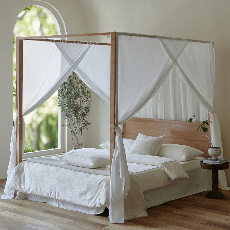 Massives Holz-Vierpfosten-Himmelbettgestell mit transparenten Vorhängen