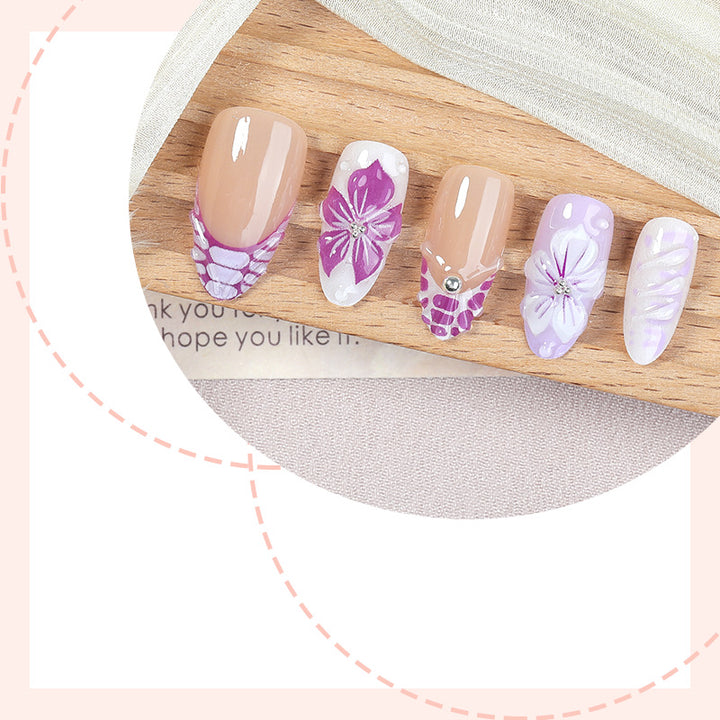 Kunstnagelset mit eleganten Blumen-Designs und Glitzerakzenten Karnz