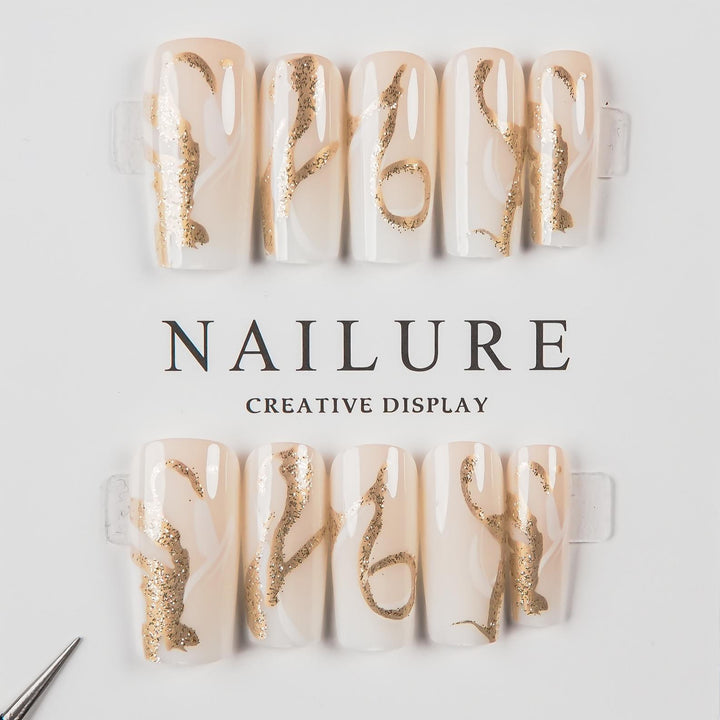 Dekoratives Press-On Nagelkunst-Set mit goldenen Akzenten