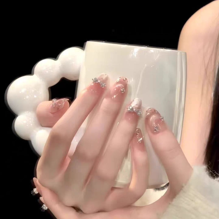 Glamouröser Press-On Nagelset mit glitzerndem holografischem Akzent Karnz